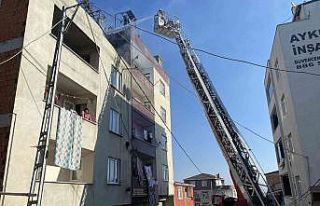 Avcılar’da korkutan çatı yangını