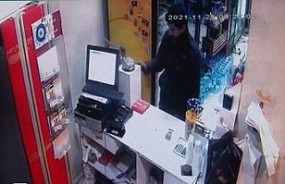 Avcılar’da, sadaka kutusu hırsızlığı kamerada