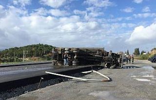 Aydın’da kontrolden çıkan kamyon devrildi: 1...