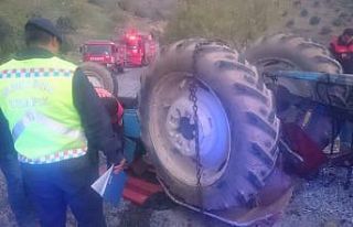Aydın’da traktör devrildi: 1’i ağır 3 yaralı