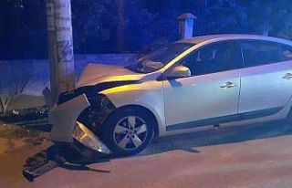 Aydınlatma direğine çarptı, kazayı ucuz atlattı