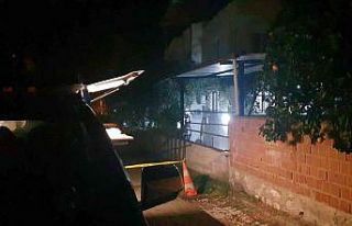 Ayrı yaşadığı eşini ve kızını silahla öldürdü