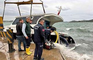 Ayvalık itfaiyesi fırtınada seferber oldu
