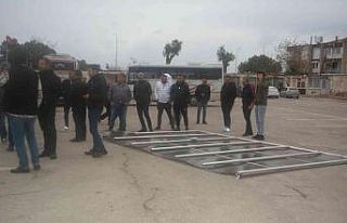 Ayvalık’ta dev güneş paneli otogara uçtu