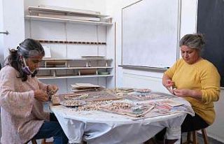 Ayvalık’ta mahalle evlerinden mozaik ve podima...