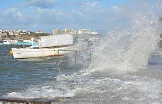 Ayvalık’ta şiddetli fırtına sürüyor