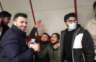 Azerbaycanlı gençler metroda Azerbaycan şarkıları...