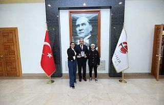 Azeri öğrencilerden Vali Ayyıldız’a plaket
