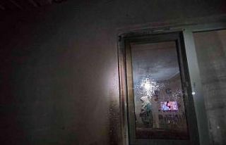 Bahçede yakılan atıl malzemelerden ev zarar gördü