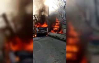 Bahçelievler’de üç kamyonet alev alev yandı