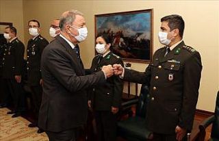 Bakan Akar öğretmenlerle buluştu