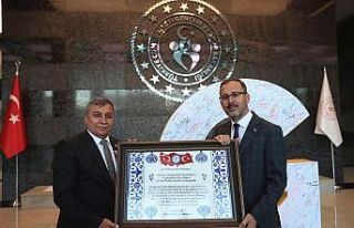 Bakan Kasapoğlu’na, “Fahri Hemşerilik Beratı”