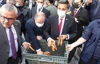 Bakan Varank satın aldığı simitleri vatandaşlara...