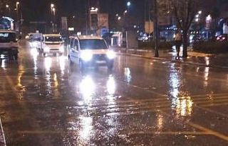 Bandırma’da sağanak yağış etkili oldu