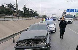 Bariyere çarpan otomobildeki çocuk yaralandı