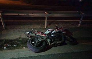 Bariyerlere çarpan motosiklet sürücüsü feci şekilde...