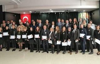 Başarılı öğretmen ve idarecilere başarı belgesi