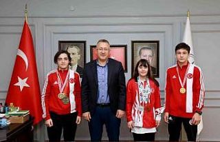 Başarılı sporcular madalyaları ile Başkan Işıksu’yu...