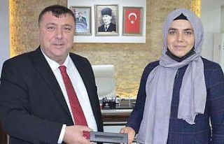 Başkan Alp öğretmenlerin gününü hediye vererek...