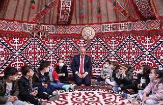 Başkan Altınok minik öğrencilere masal okudu