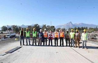Başkan Böcek Karaman Köprüsü inşaatını inceledi