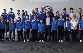 Başkan Büyükakın, başarılı sporcularla bir...