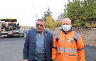 Başkan Çolakbayrakdar, asfalt makinasının başına...