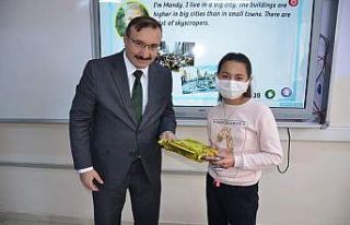 Başkan Doğan, başarılı öğrenciyi ödüllendirdi