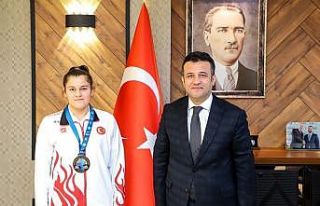 Başkan Doğan’dan dünya üçüncüsü Beyza’ya...