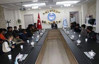 Başkan Ensari, sporcu öğrencileri kabul etti