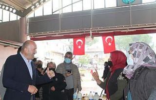 Başkan Ertürk pazar yeri ziyaretlerini sürdürüyor