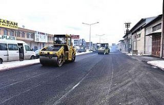 Başkan Hasan Kılca, yürütülen asfalt çalışmalarını...