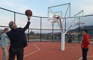 Başkan Öztürk, gençlerle basketbol oynadı