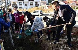 Başkan Tanır, çocuklarla birlikte ağaç dikti