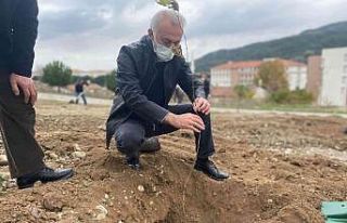 Başkan ve personeli fidan dikti
