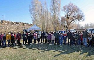 Başkan Yalçın çocuklarla ağaç dikti