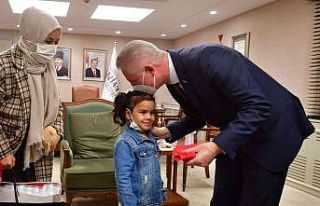 Bayrak sevgisi kameralara yansıyan küçük kız,...