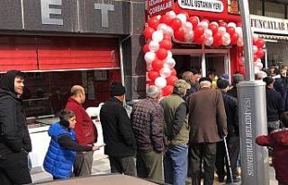 Bedava döner ekmek kuyruğu