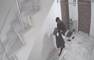Beğendiği ayakkabıları seçip çaldı