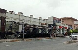 Belikdüzü’nde lodos  çatıyı uçurdu