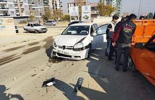 Besni’de 2 otomobil çarpıştı: 3 yaralı