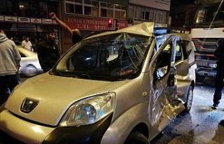 Beton mikseri hafif ticari araca çarptı: 1’i ağır...