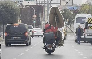 Beyoğlu’nda motosiklet üstünde çelenkli yolculuk...