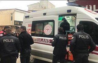 Bıçaklı kavgada sırtından yaralandı