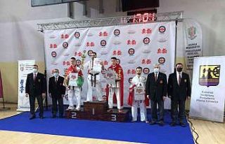 Bilecikli sporcu Polonya’da Türk bayrağını göndere...
