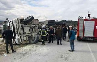 Bilecik’te devrilen kamyonda yangın