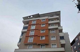 Bilecik’te fırtınada binaların çatıları uçtu