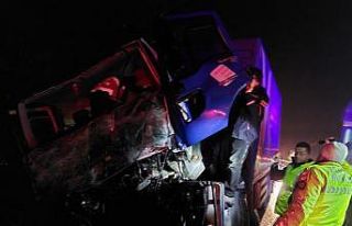 Bilecik’te kontrolden çıkan tır bariyerlere çarptı,...