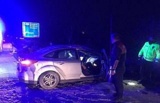 Bilecik’te otomobil direğe çarptı: 1’i ağır...