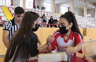 Bilekler kıyasıya güreşti